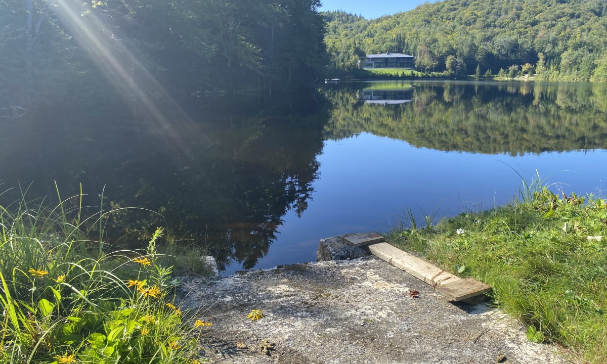Vue aérienne large d’un réservoir créé par un barrage en zone rurale et forestière  à Saint-Lin-Laurentides